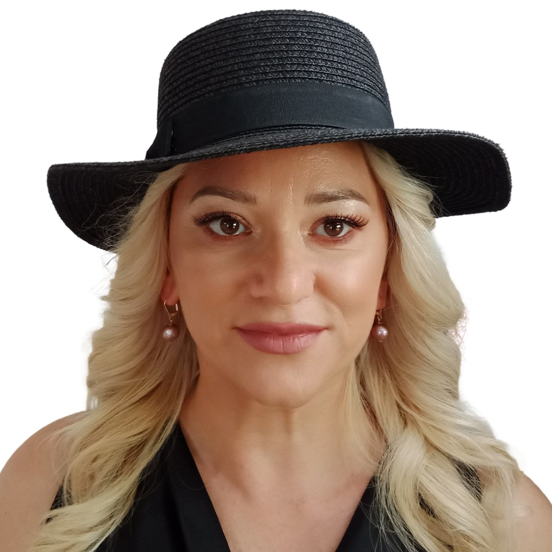 Cercei cu Perle Mari Lavandă Edison 12–12,5 mm, Vedere Model, Pălărie Neagră, Privire Spre